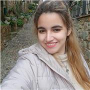 Profesora de inglés que imparte clases a niños y adolescentes